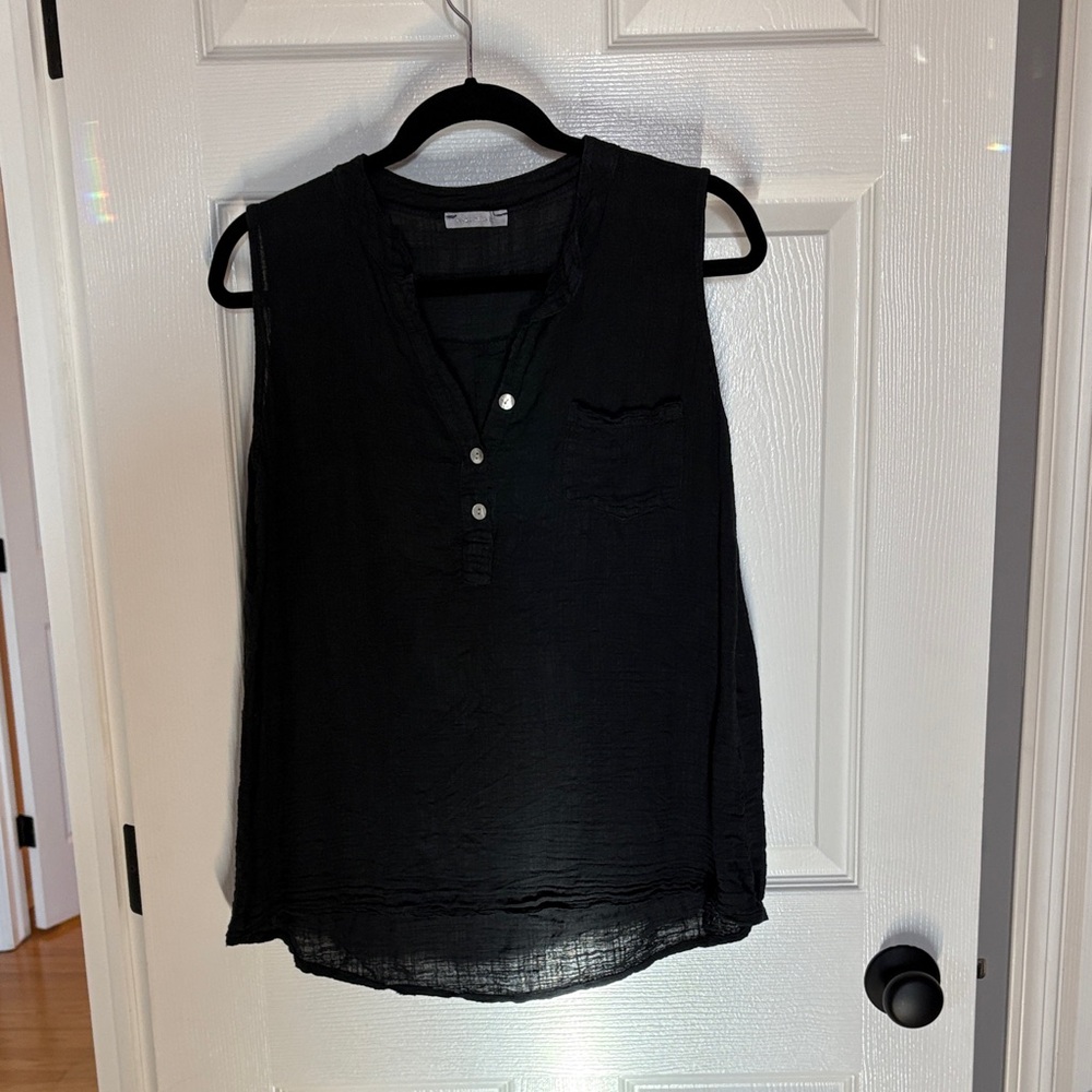 Chic Black Sleeveless Linen Blouse